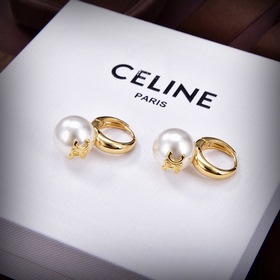 Новые серьги Celine Triumph Pearl с жемчужинами отличаются уникал