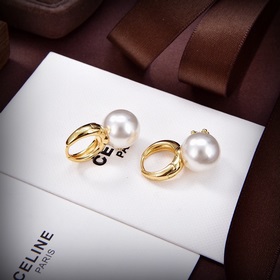 Новые серьги Celine Triumph Pearl с жемчужинами отличаются уникал