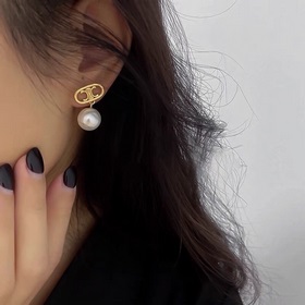 Новые серьги Celine с жемчужинами в форме Триумфальной арки, выпо