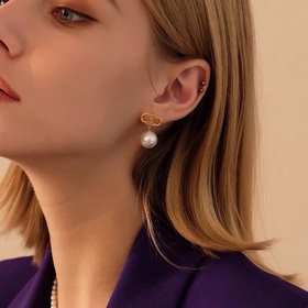 Новые серьги Celine с жемчужинами в форме Триумфальной арки, выпо