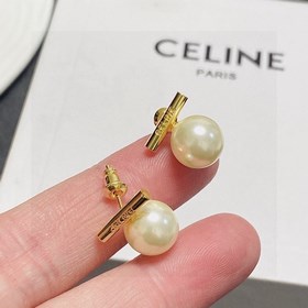 Xiao Hongshu рекомендует последнюю новинку от Celine： металлическ