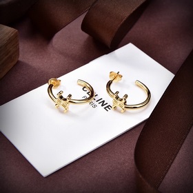 Новые серьги Celine Triumphal Arch отличаются уникальным дизайном