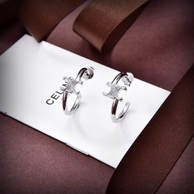 Новые серьги Celine Triumphal Arch отличаются уникальным дизайном