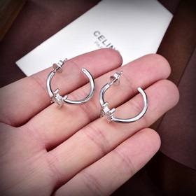 Новые серьги Celine Triumphal Arch отличаются уникальным дизайном