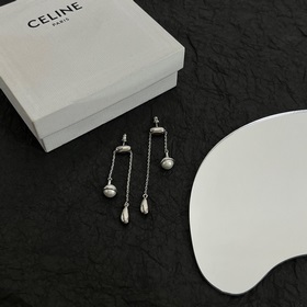 Серьги Celine всегда были эталоном минималистичного стиля. Смелый