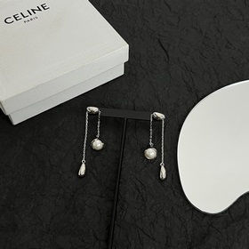 Серьги Celine всегда были эталоном минималистичного стиля. Смелый