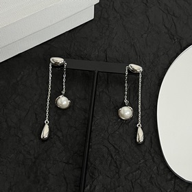 Серьги Celine всегда были эталоном минималистичного стиля. Смелый