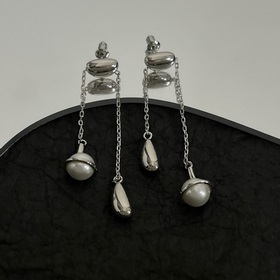 Серьги Celine всегда были эталоном минималистичного стиля. Смелый