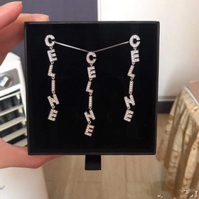 Серьги Celine всегда были эталоном минималистичного стиля. Смелый