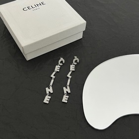 Серьги Celine всегда были эталоном минималистичного стиля. Смелый