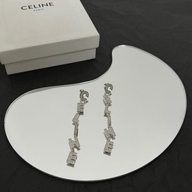 Серьги Celine всегда были эталоном минималистичного стиля. Смелый