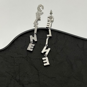 Серьги Celine всегда были эталоном минималистичного стиля. Смелый