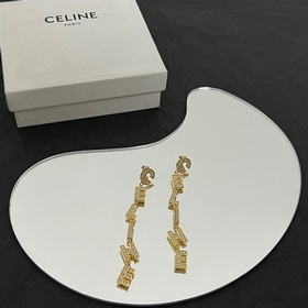 Серьги Celine всегда были эталоном минималистичного стиля. Смелый