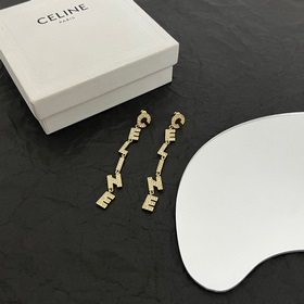 Серьги Celine всегда были эталоном минималистичного стиля. Смелый