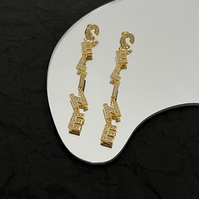 Серьги Celine всегда были эталоном минималистичного стиля. Смелый