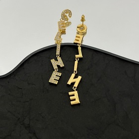 Серьги Celine всегда были эталоном минималистичного стиля. Смелый