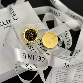Серьги Celine всегда были эталоном минималистичного стиля. Смелый