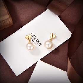 Новые серьги Celine с кристаллами Swarovski обладают уникальным д