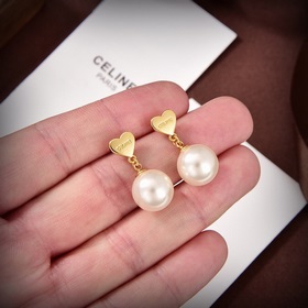 Новые серьги Celine с кристаллами Swarovski обладают уникальным д