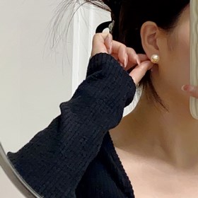 Celine Triumph Arch Pearl Small Stud Earrings. Celine уже стала с