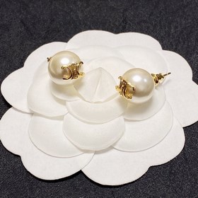 Celine Triumph Arch Pearl Small Stud Earrings. Celine уже стала с