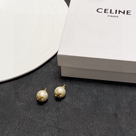 Celine Triumph Arch Pearl Small Stud Earrings. Celine уже стала с
