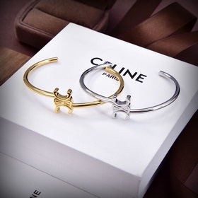 Новый браслет Celine Triomphe обладает уникальным дизайном индиви
