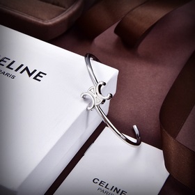 Новый браслет Celine Triomphe обладает уникальным дизайном индиви