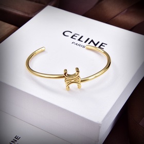 Новый браслет Celine Triomphe обладает уникальным дизайном индиви