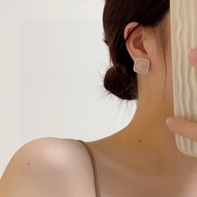 Новинка от CHANEL. Индивидуальные модные серьги с двойным C из бр