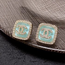 Новинка от CHANEL. Индивидуальные модные серьги с двойным C из бр