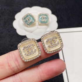 Новинка от CHANEL. Индивидуальные модные серьги с двойным C из бр