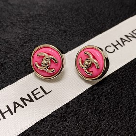 Chanel маленькие серьги с розовыми пуговицами двойным C. Эти серь