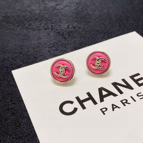 Chanel маленькие серьги с розовыми пуговицами двойным C. Эти серь