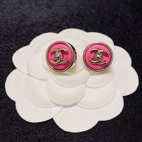 Chanel маленькие серьги с розовыми пуговицами двойным C. Эти серь