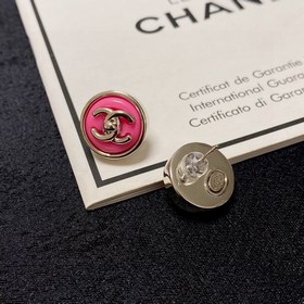 Chanel маленькие серьги с розовыми пуговицами двойным C. Эти серь