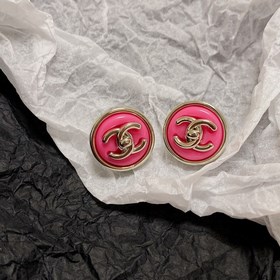 Chanel маленькие серьги с розовыми пуговицами двойным C. Эти серь