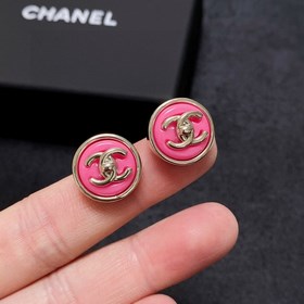Chanel маленькие серьги с розовыми пуговицами двойным C. Эти серь