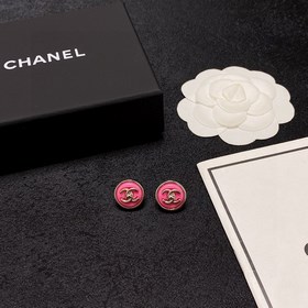 Chanel маленькие серьги с розовыми пуговицами двойным C. Эти серь