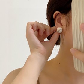 Chanel лаконичные серьги с кнопкой и двойным C. Эти серьги действ