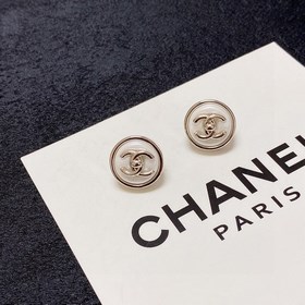 Chanel лаконичные серьги с кнопкой и двойным C. Эти серьги действ