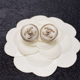 Chanel лаконичные серьги с кнопкой и двойным C. Эти серьги действ