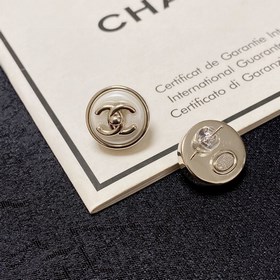 Chanel лаконичные серьги с кнопкой и двойным C. Эти серьги действ