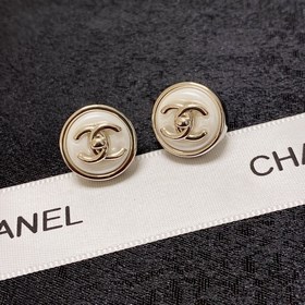 Chanel лаконичные серьги с кнопкой и двойным C. Эти серьги действ