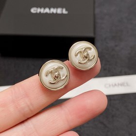 Chanel лаконичные серьги с кнопкой и двойным C. Эти серьги действ