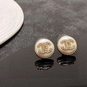 Chanel милые серьги в лаконичном стиле. Эти серьги действительно 