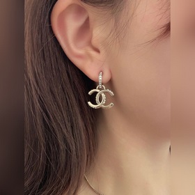 Классические серьги с двойным C, обязательный элемент каждого сез