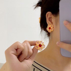 Chanel Маленькие серьги Chanel с двойным C и простыми цветами. С