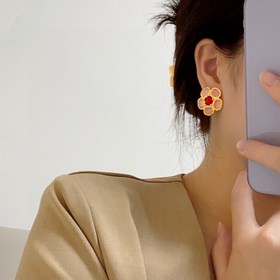 Chanel Маленькие серьги Chanel с двойным C и простыми цветами. С