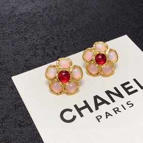Chanel Маленькие серьги Chanel с двойным C и простыми цветами. С